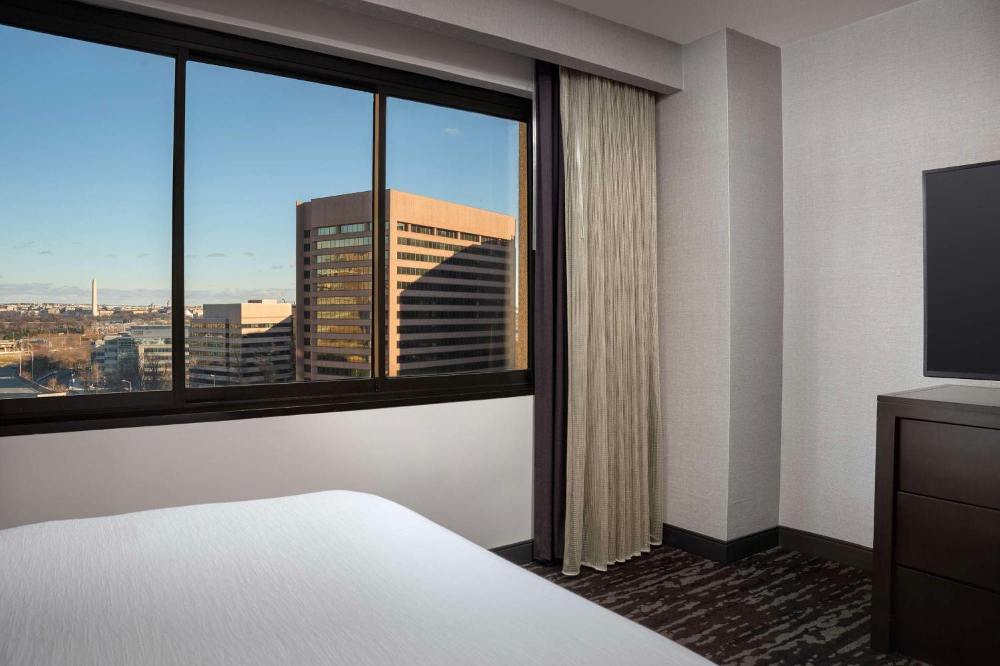 Embassy Suites By Hilton Crystal City National Airport Arlington Zewnętrze zdjęcie